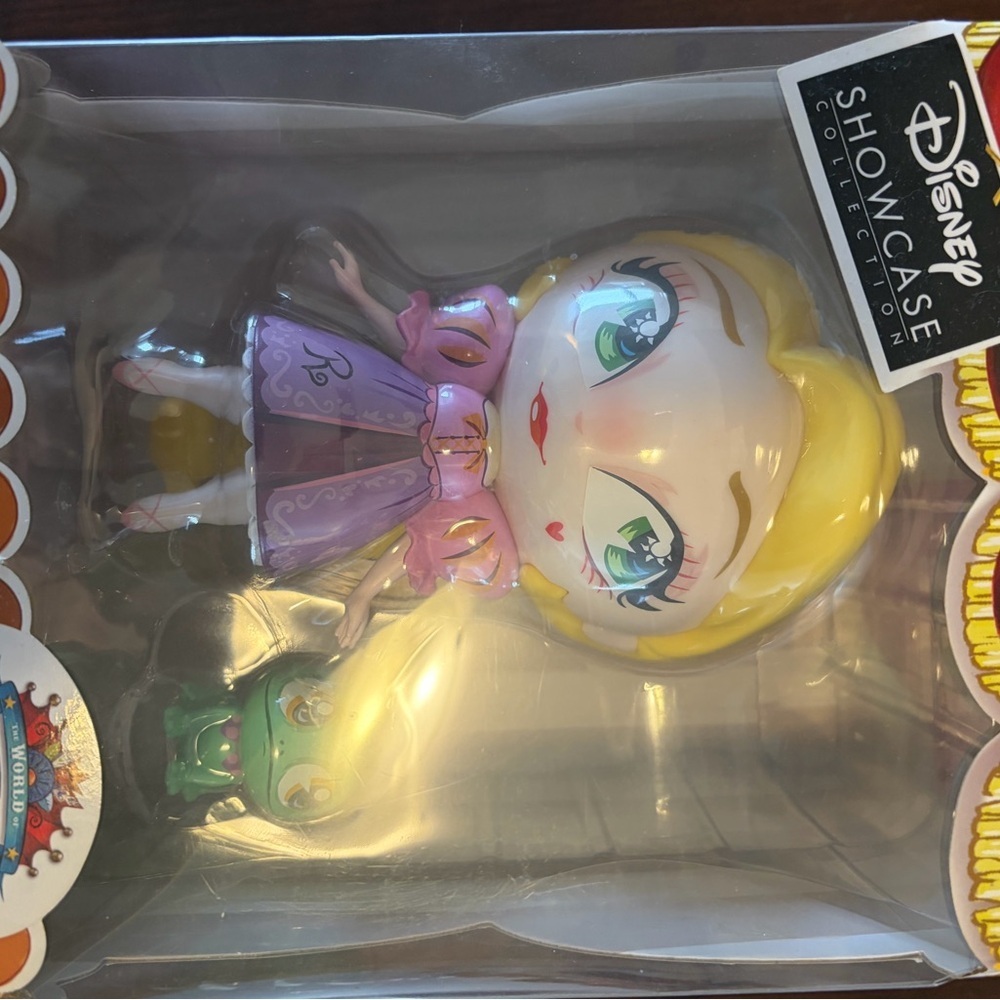 Disney Showcase Rapunzel Doll with pascal - Picture 3 of 5